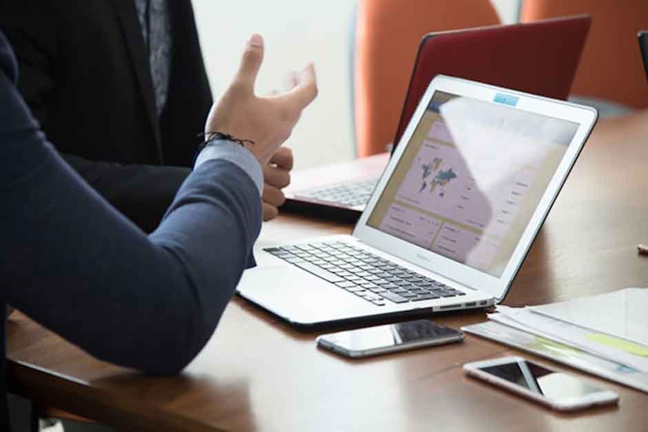 How a Financial Advisor Can Help You Thrive in 2025